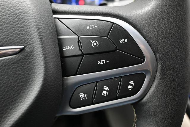 Used 2024 Chrysler Pacifica Touring-L FWD image 28