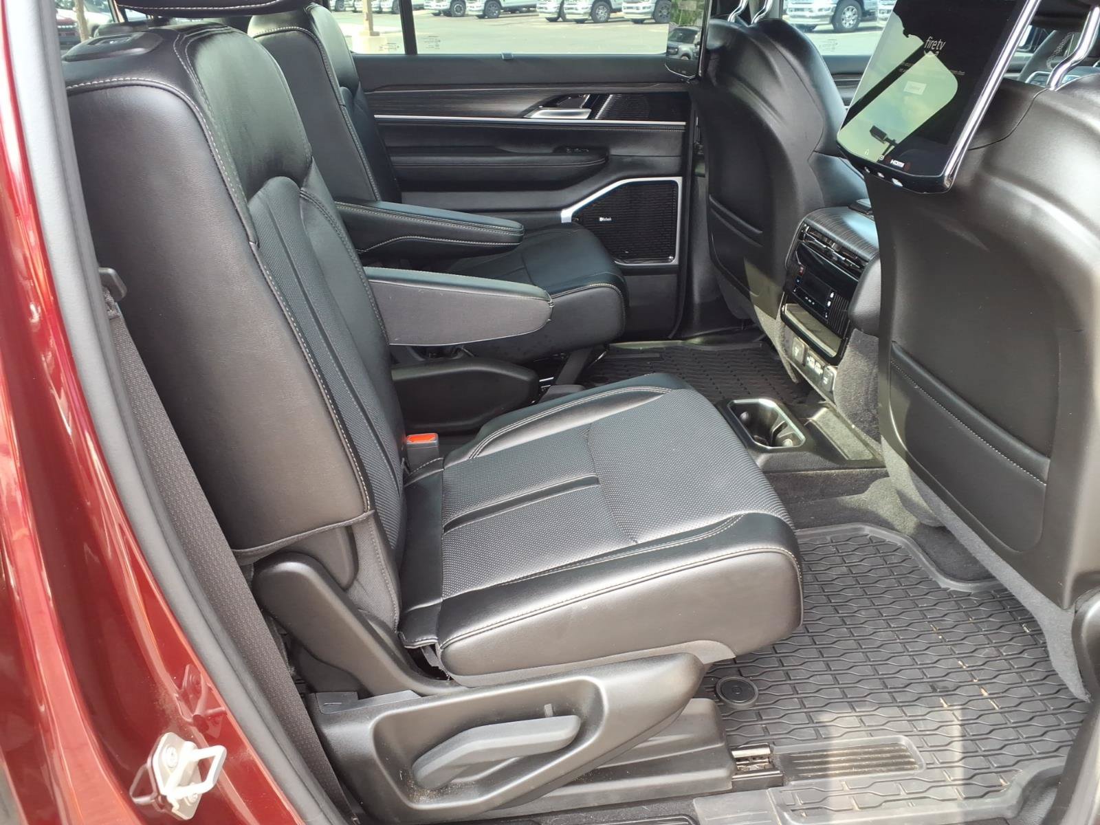 Used 2024 Jeep Wagoneer Series III w/ Premium Group I AWD/4WD image 14