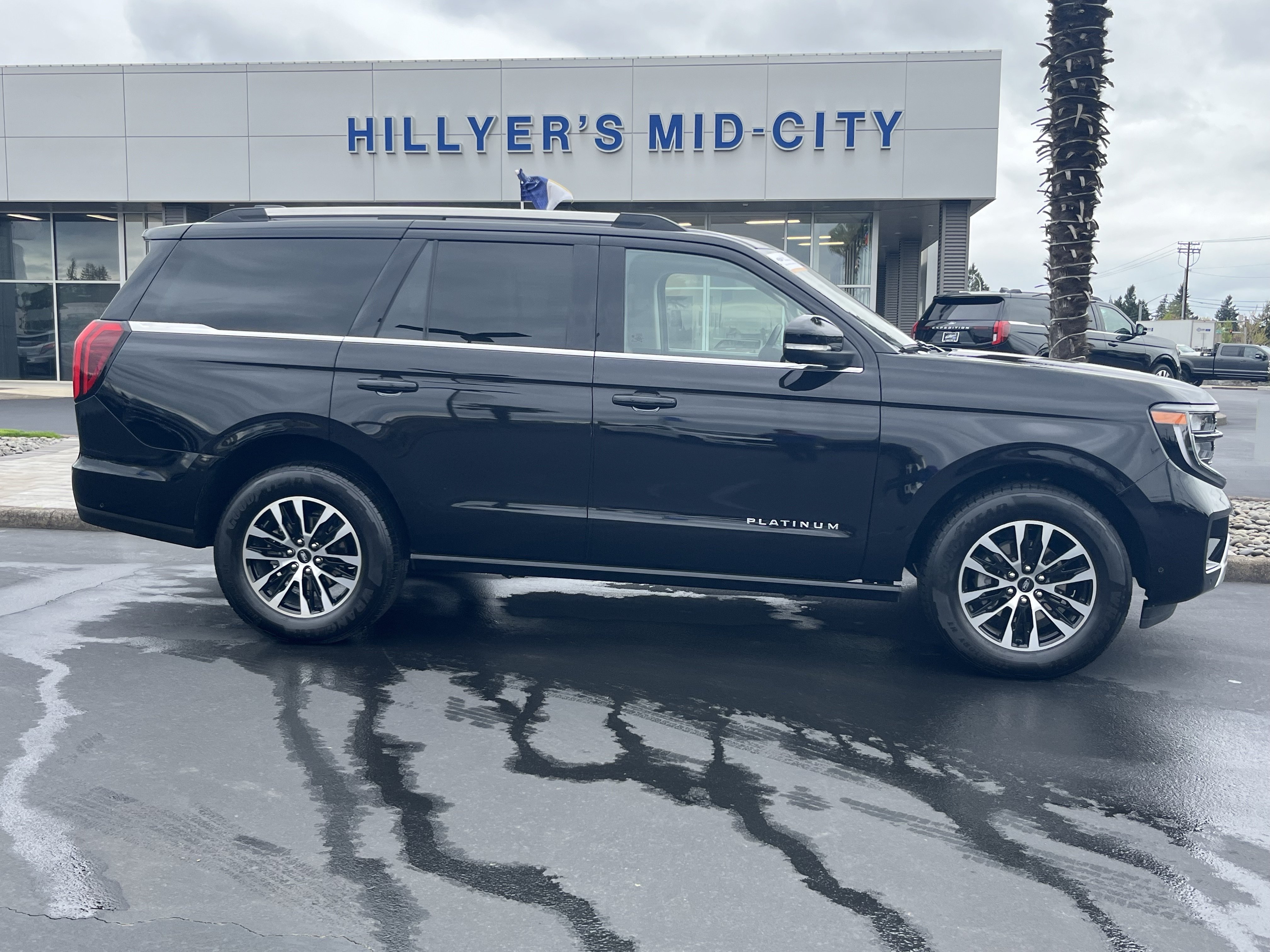 Certified 2025 Ford Expedition Platinum AWD/4WD image 2