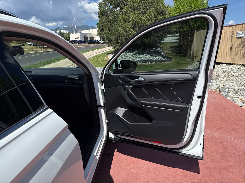 Used 2024 Volkswagen Tiguan SE w/ Panoramic Sunroof Package AWD/4WD image 30