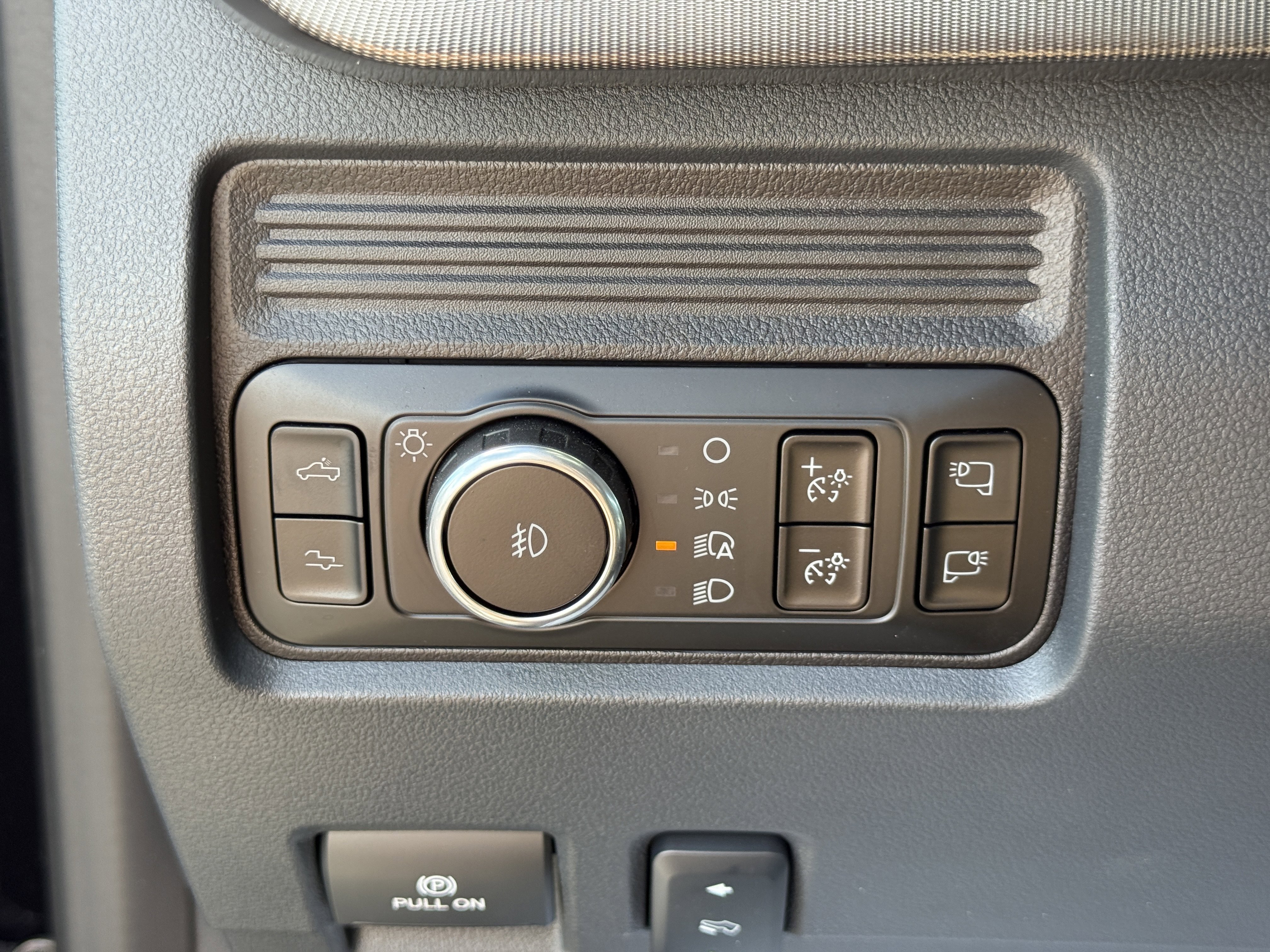 Certified 2025 Ford F250 Platinum w/ FX4 Off-Road Package image 25