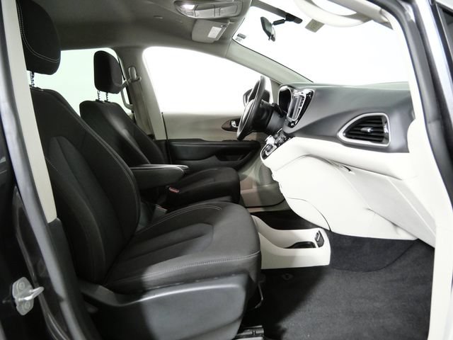 Used 2022 Chrysler Voyager LX FWD image 7