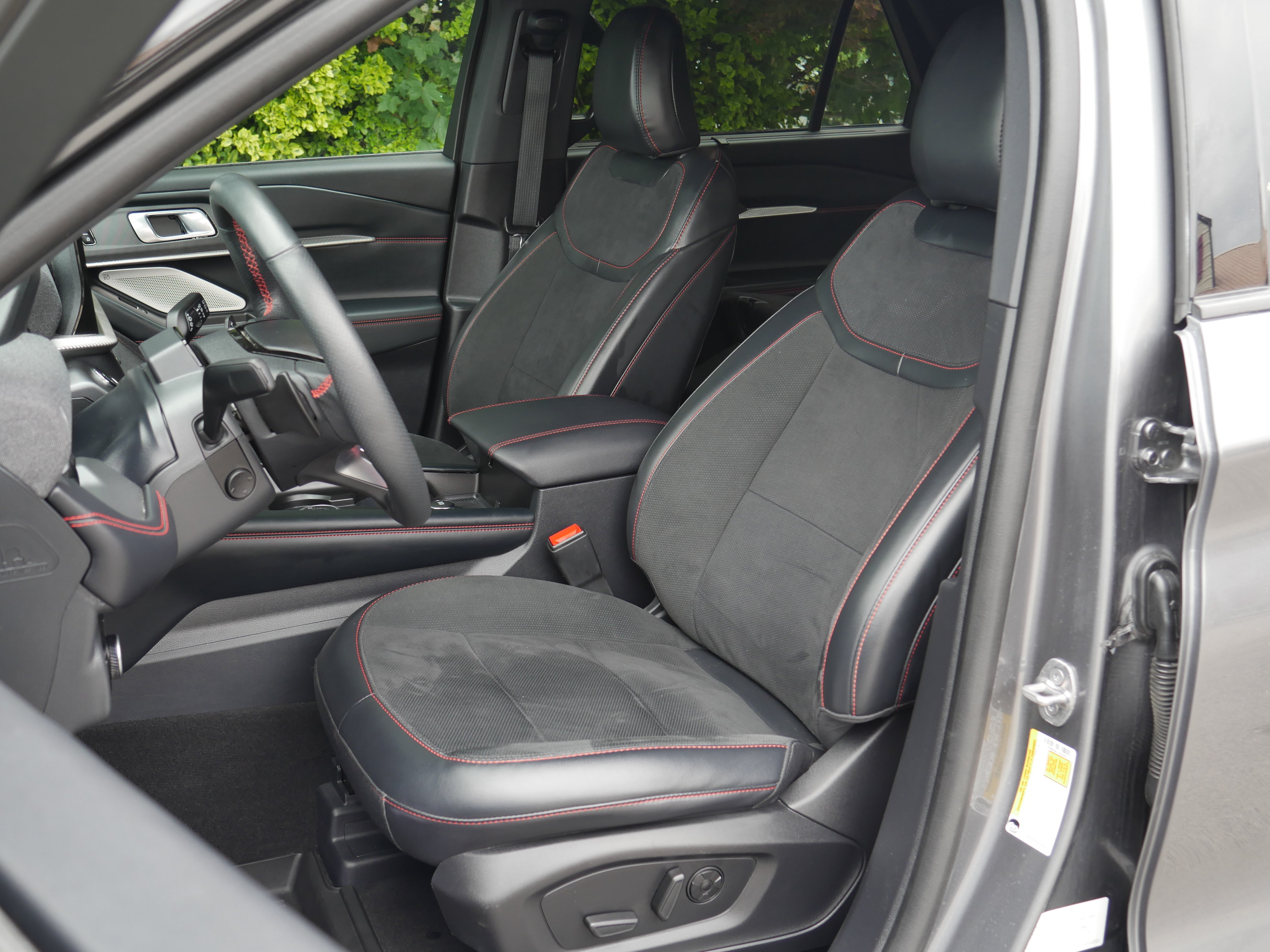 Certified 2025 Ford Explorer ST AWD/4WD image 39