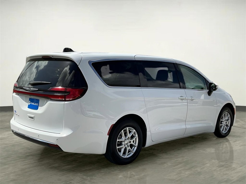 Used 2023 Chrysler Pacifica Touring-L image 8