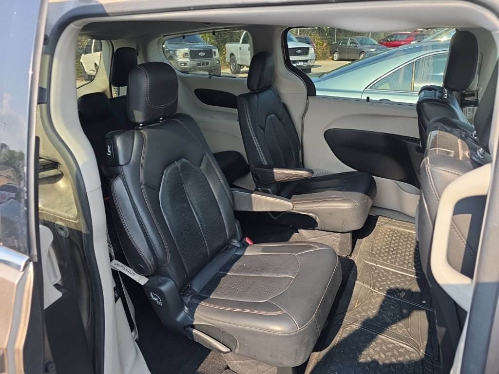 Used 2018 Chrysler Pacifica Touring-L Plus w/ Advanced Safetytec Group FWD image 4