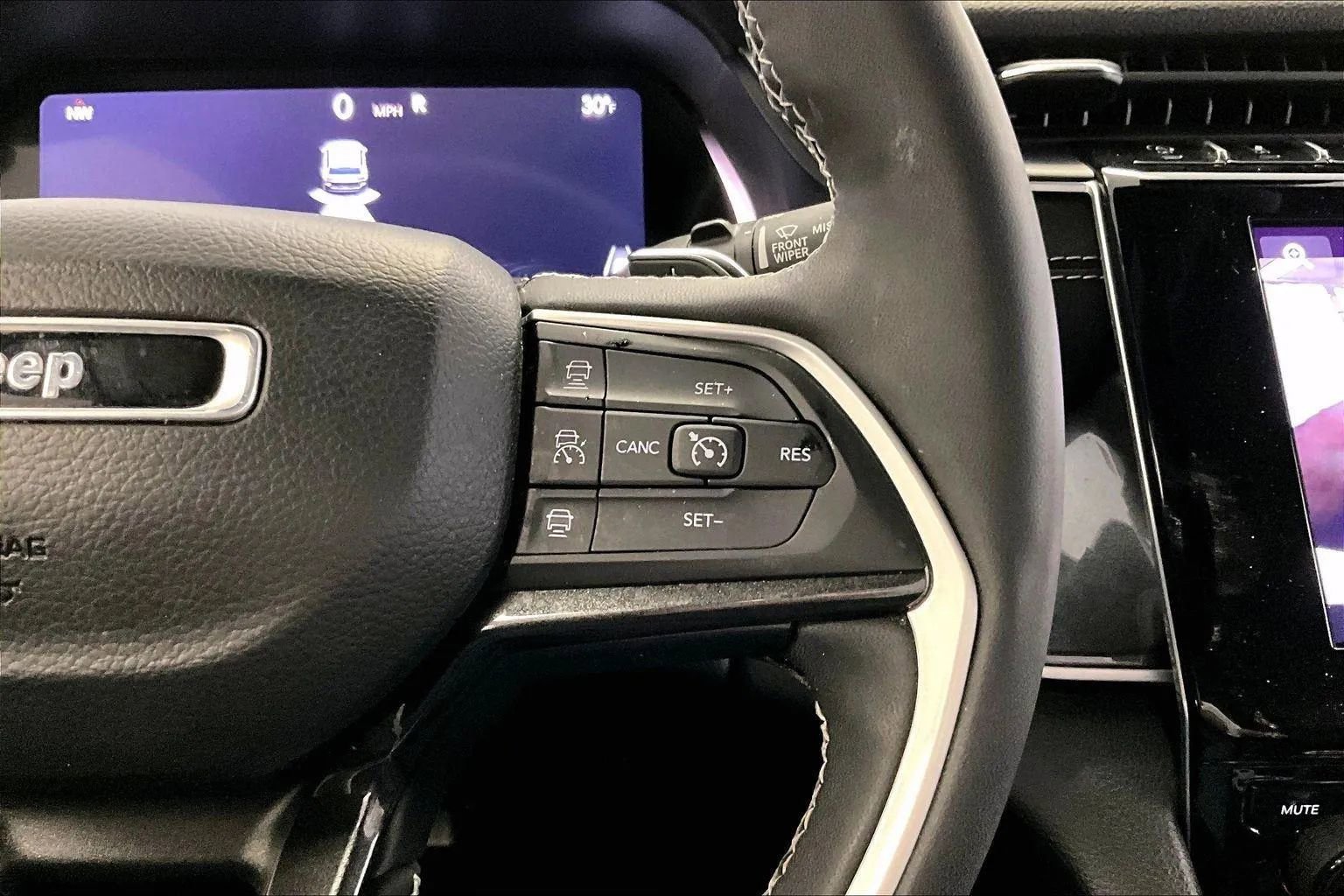 Used 2023 Jeep Grand Cherokee L Laredo image 18