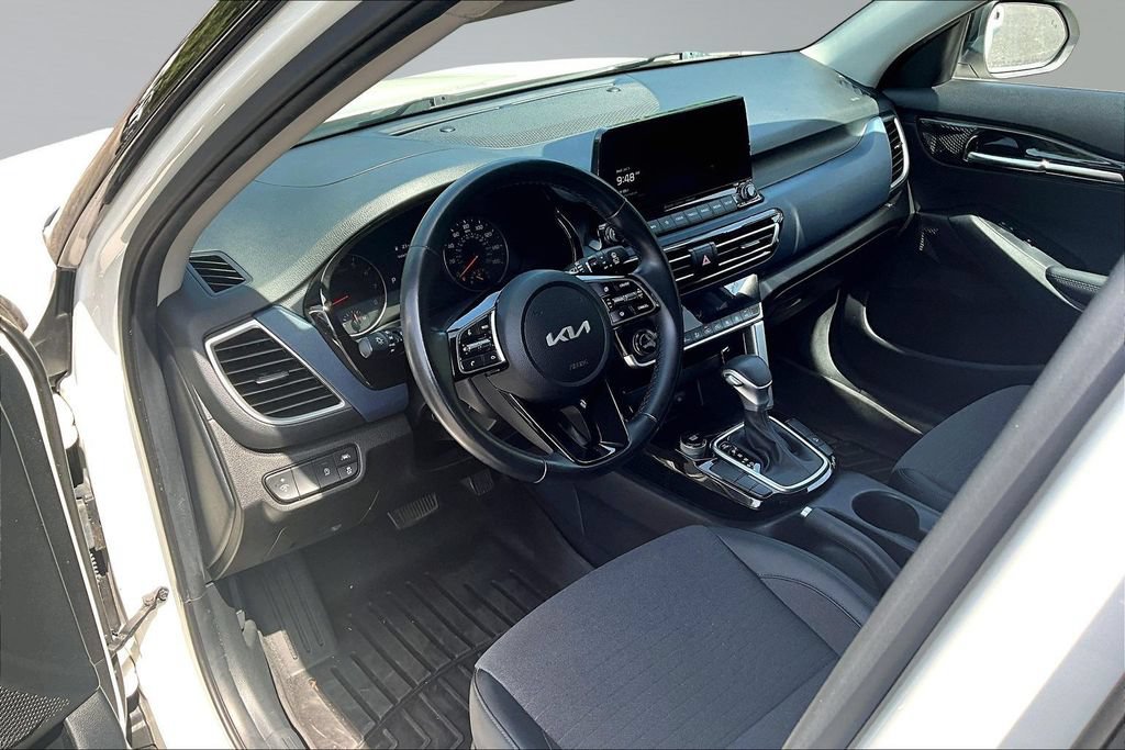 Used 2023 Kia Seltos S w/ Navigation Package FWD image 19