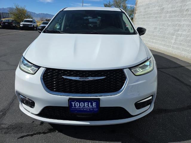 Used 2024 Chrysler Pacifica Touring-L image 8