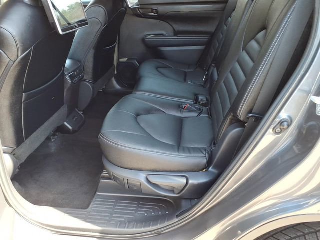 Used 2023 Toyota Highlander LE image 19