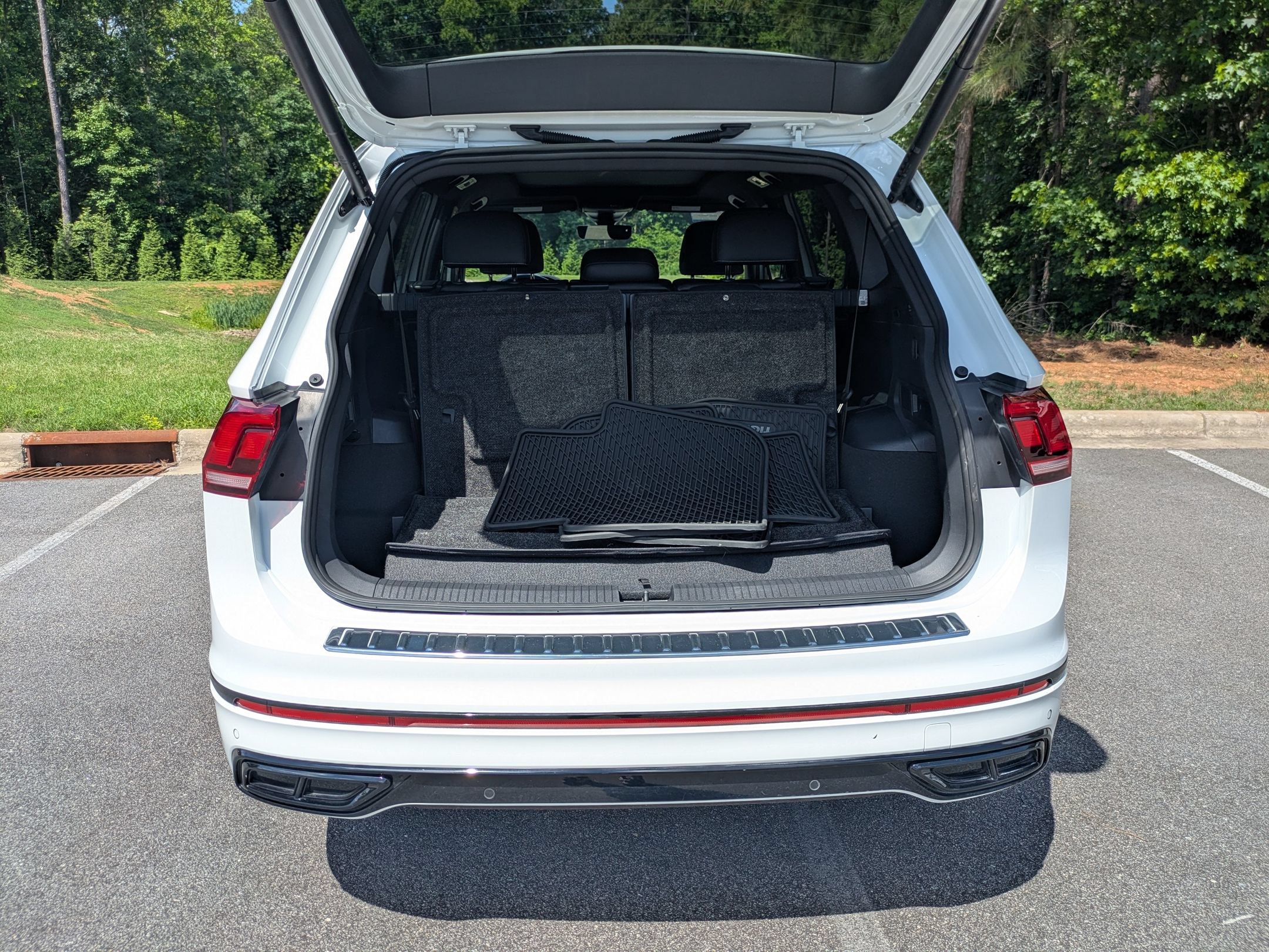 Used 2024 Volkswagen Tiguan SE R-Line FWD image 30