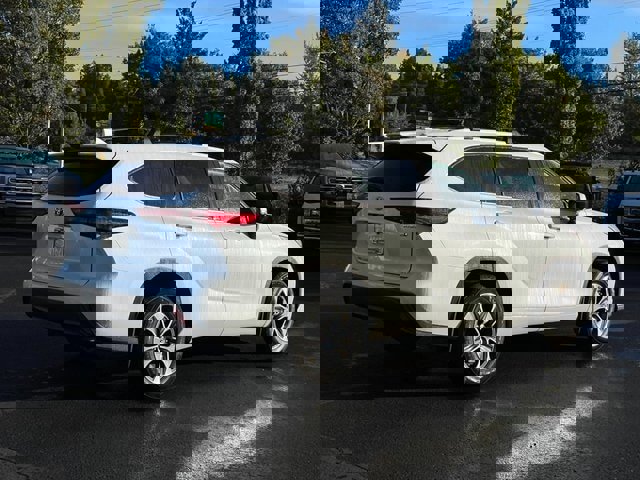 Used 2022 Toyota Highlander XLE image 3