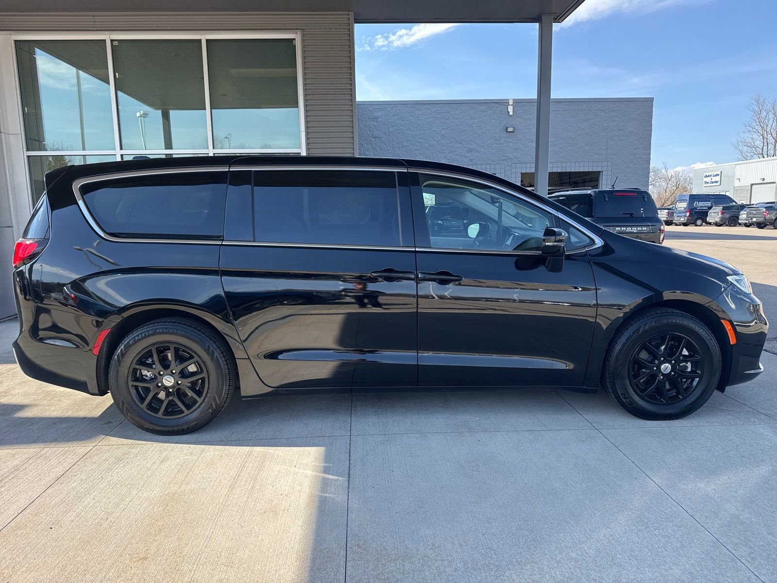 Used 2024 Chrysler Pacifica Touring-L image 2