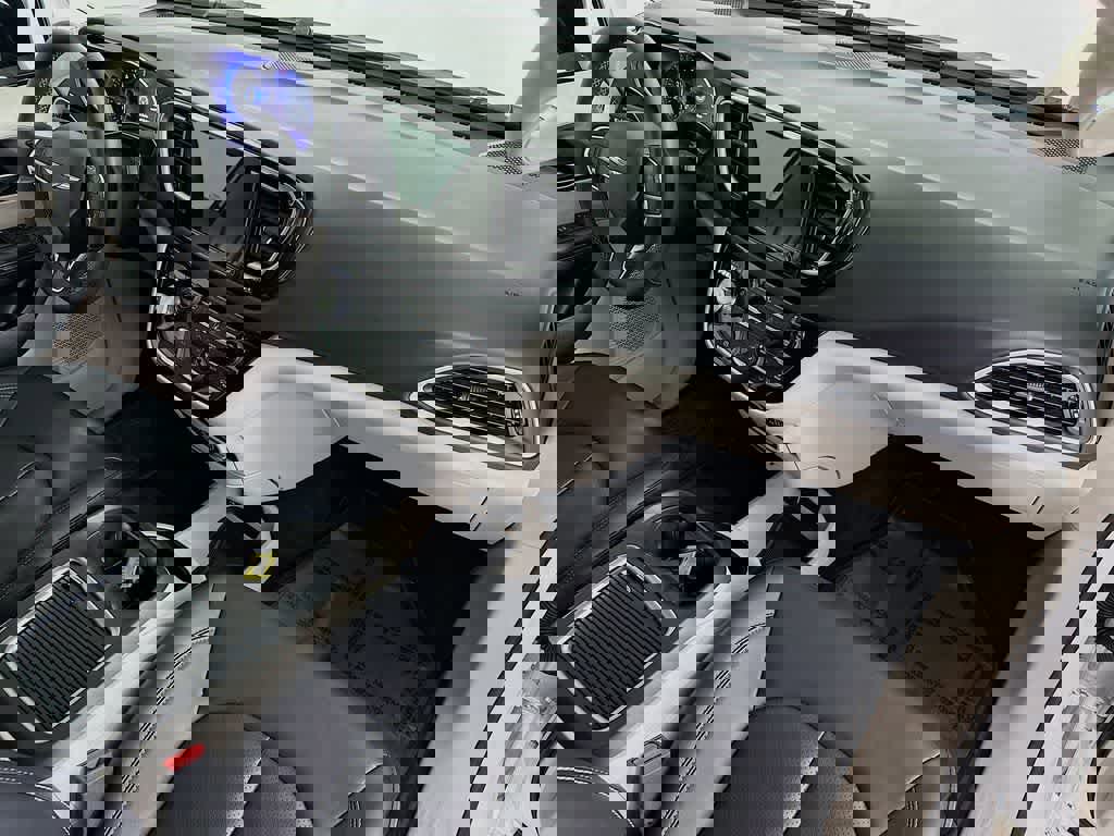 Used 2024 Chrysler Pacifica Touring-L image 33