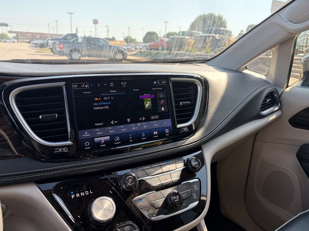 Used 2024 Chrysler Pacifica Limited FWD image 21