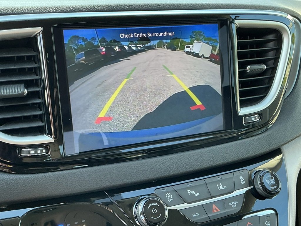 Used 2024 Chrysler Pacifica Touring-L image 46