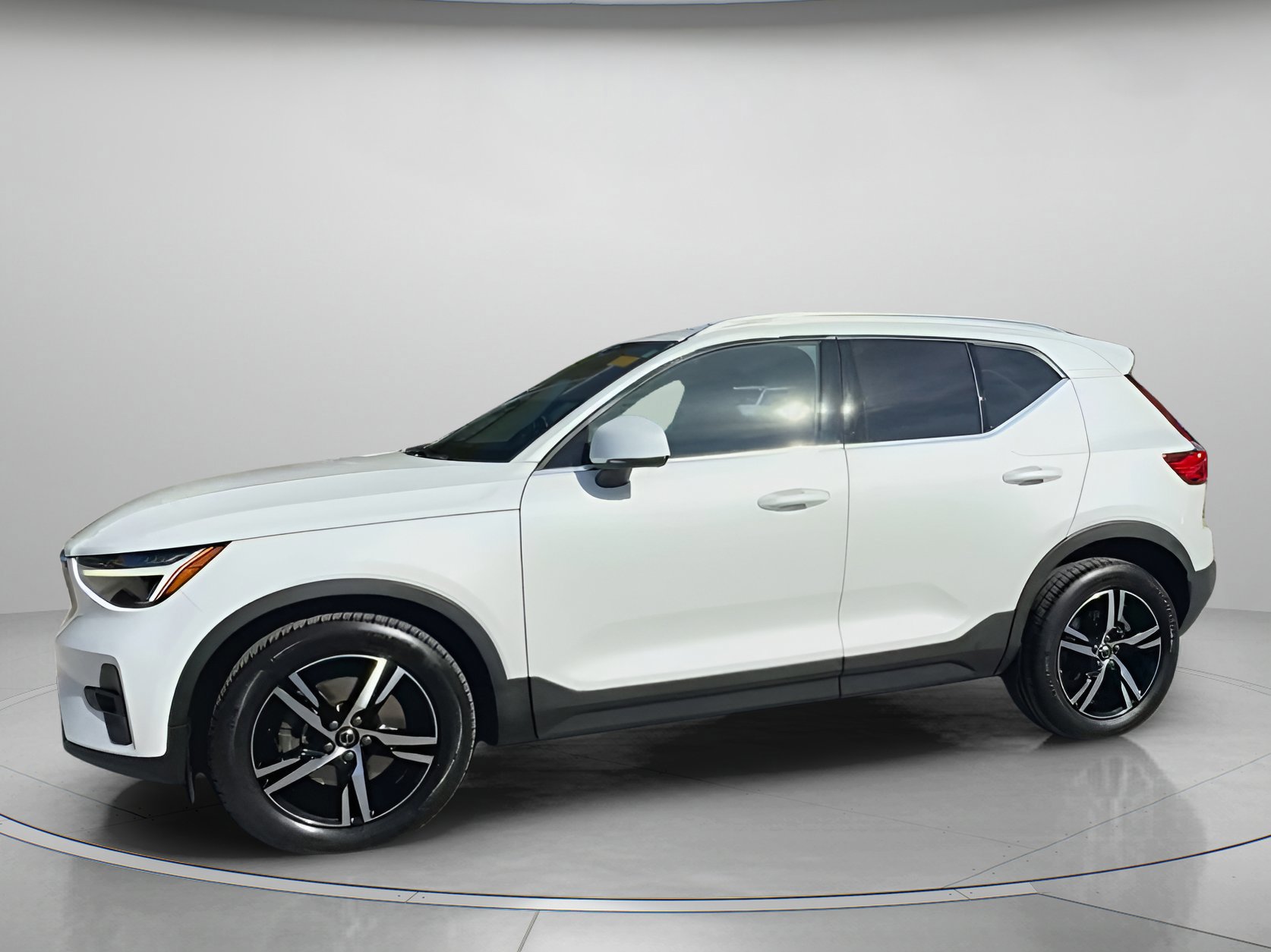 Used 2023 Volvo XC40 B5 Plus image 7