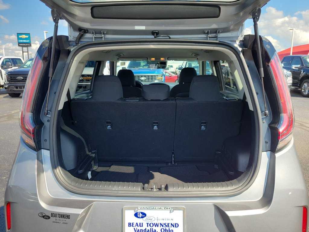 Used 2025 Kia Soul LX w/ LX Technology Package FWD image 11