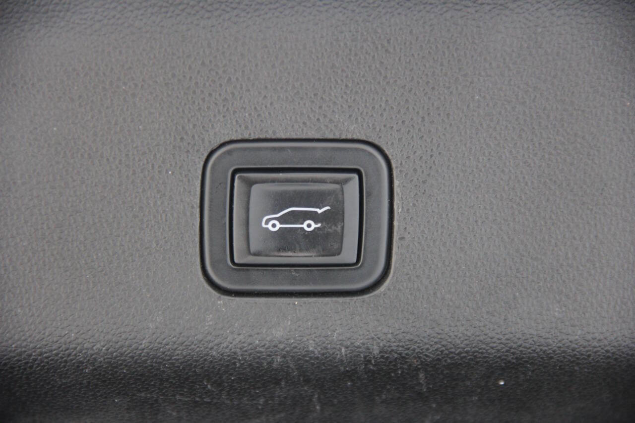 Used 2023 GMC Yukon XL SLT image 15