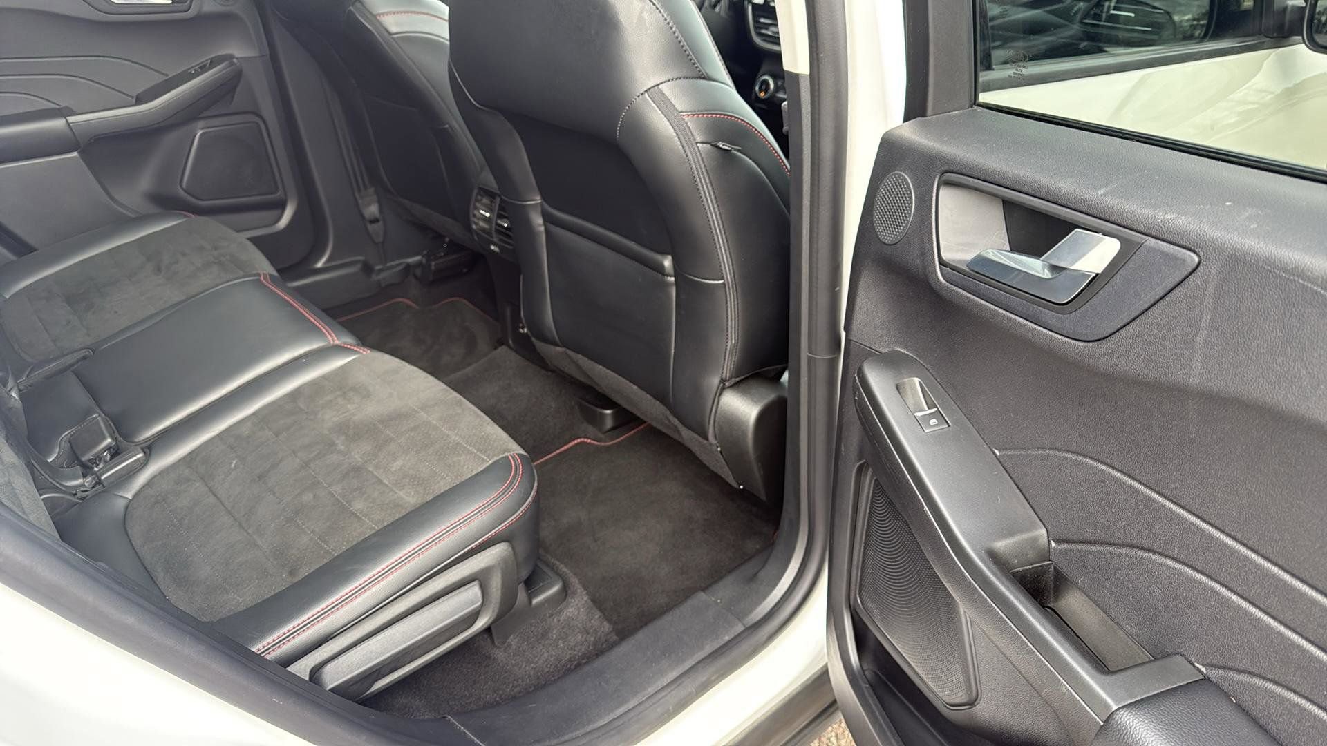 Certified 2022 Ford Escape SEL w/ SEL Stealth AWD Package image 17