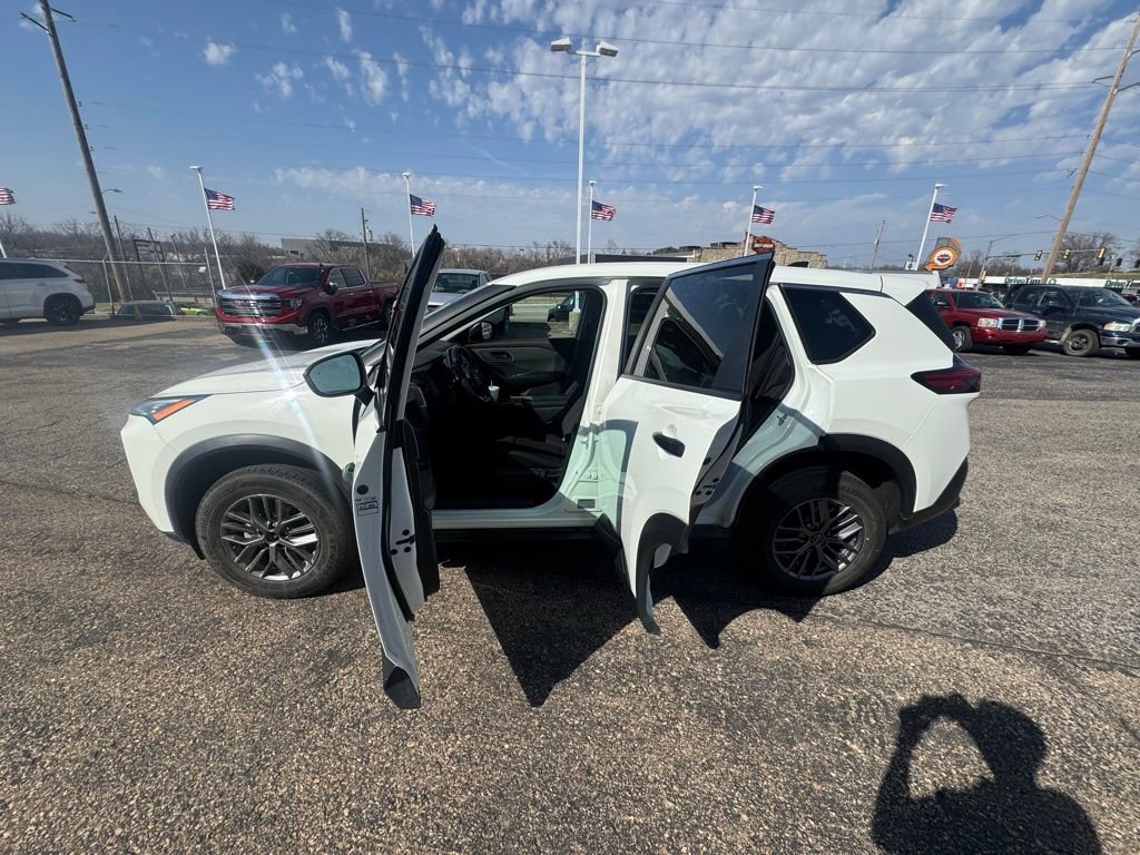 Used 2023 Nissan Rogue S image 4