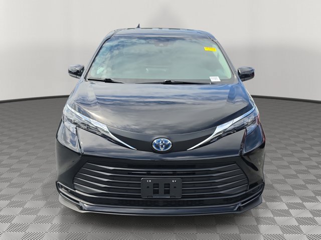 Used 2025 Toyota Sienna LE FWD image 2