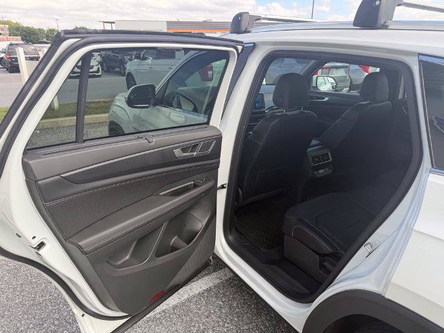 Used 2024 Volkswagen Atlas Cross Sport SEL R-Line AWD/4WD image 12