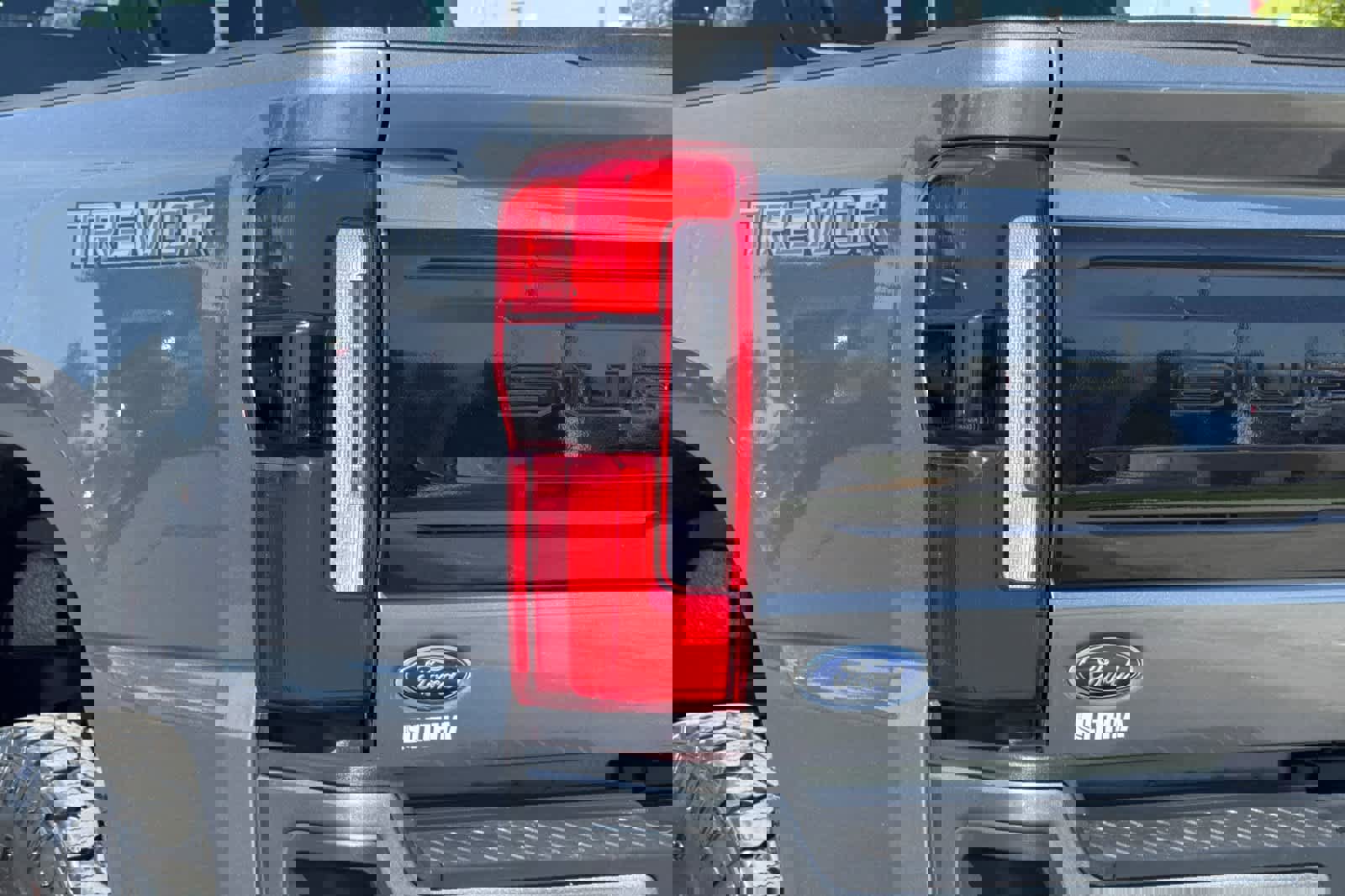 Certified 2025 Ford F350 Platinum w/ Tremor Off-Road Package image 27