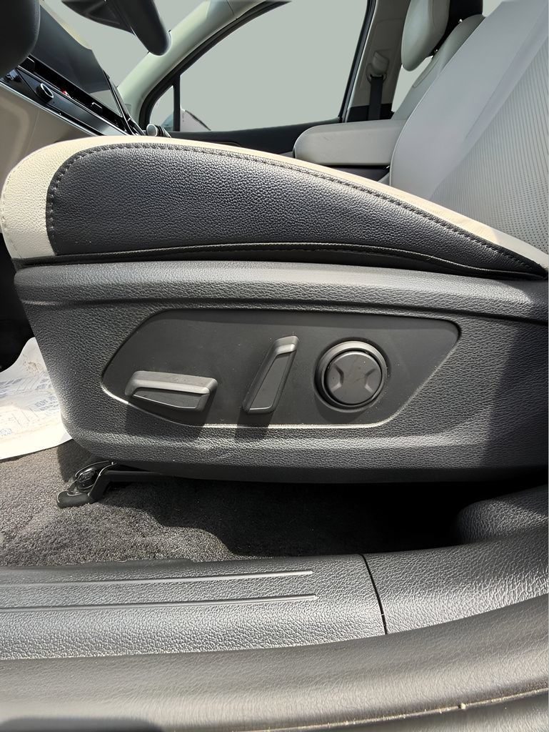 Used 2025 Kia Sportage EX FWD image 21