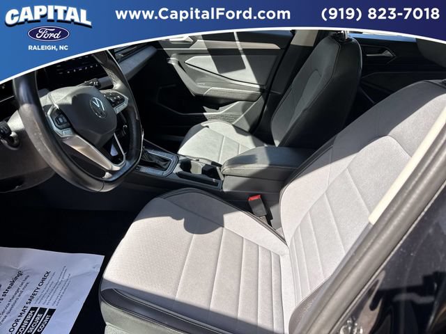 Used 2025 Volkswagen Jetta SE FWD image 19