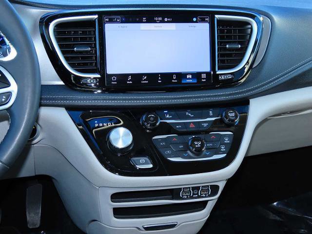 Used 2024 Chrysler Pacifica Select image 27