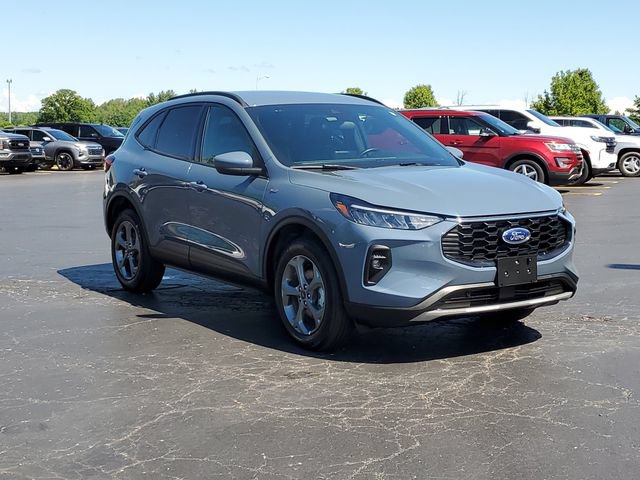 Certified 2025 Ford Escape ST-Line Select AWD/4WD image 2