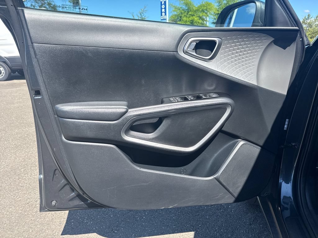 Used 2023 Kia Soul LX w/ LX Technology Package FWD image 17