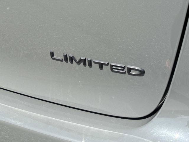 Used 2025 Chrysler Pacifica Limited FWD image 11