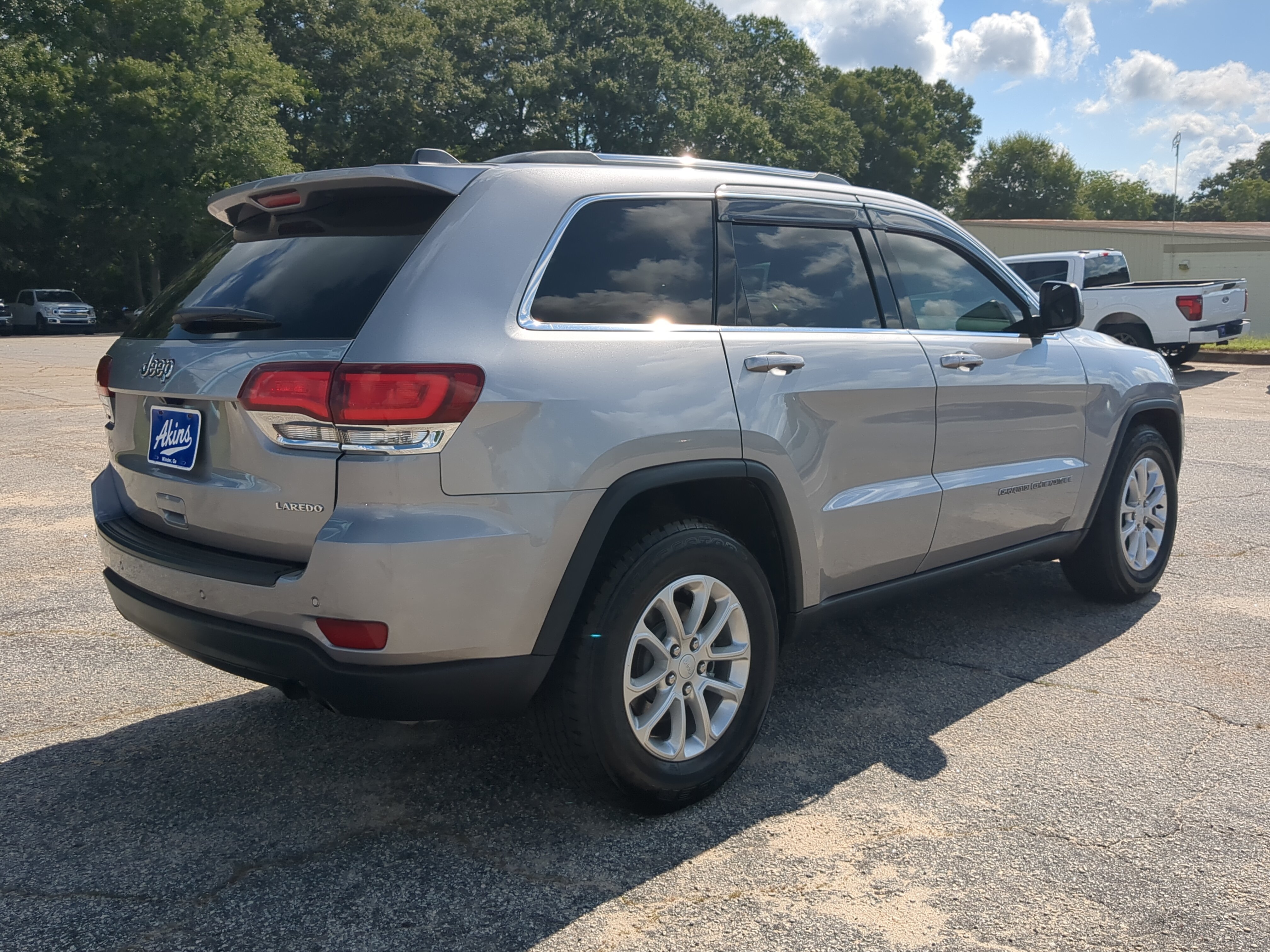 Used 2021 Jeep Grand Cherokee Laredo RWD image 3