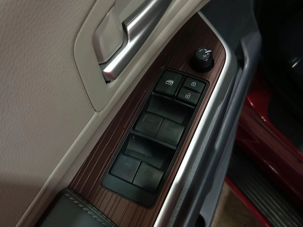 Used 2024 Toyota Sienna XLE w/ XLE Plus Package image 18