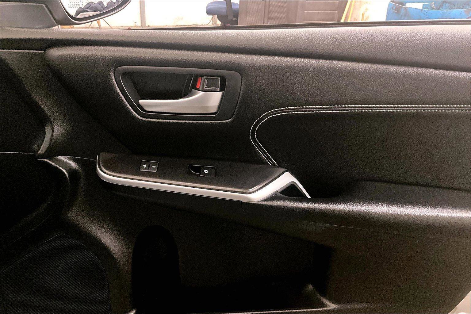 Used 2017 Toyota Camry XLE w/ Moonroof Package image 23