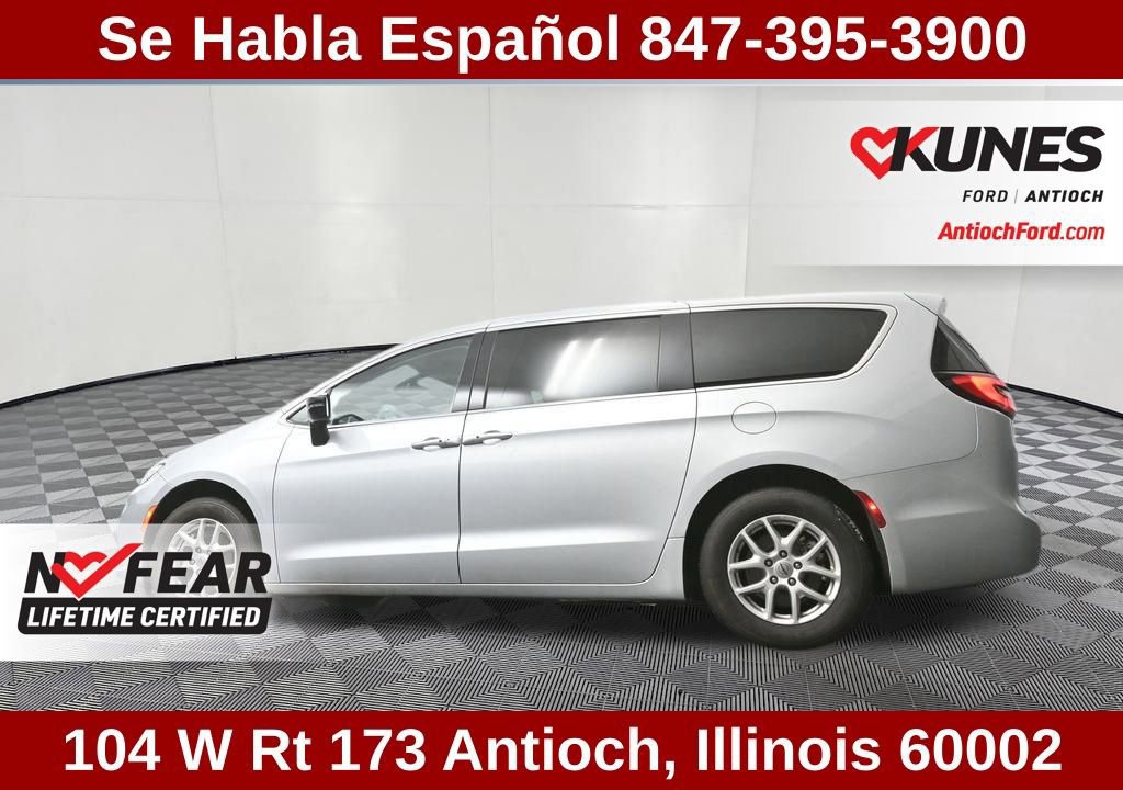 Used 2024 Chrysler Pacifica Touring-L image 31