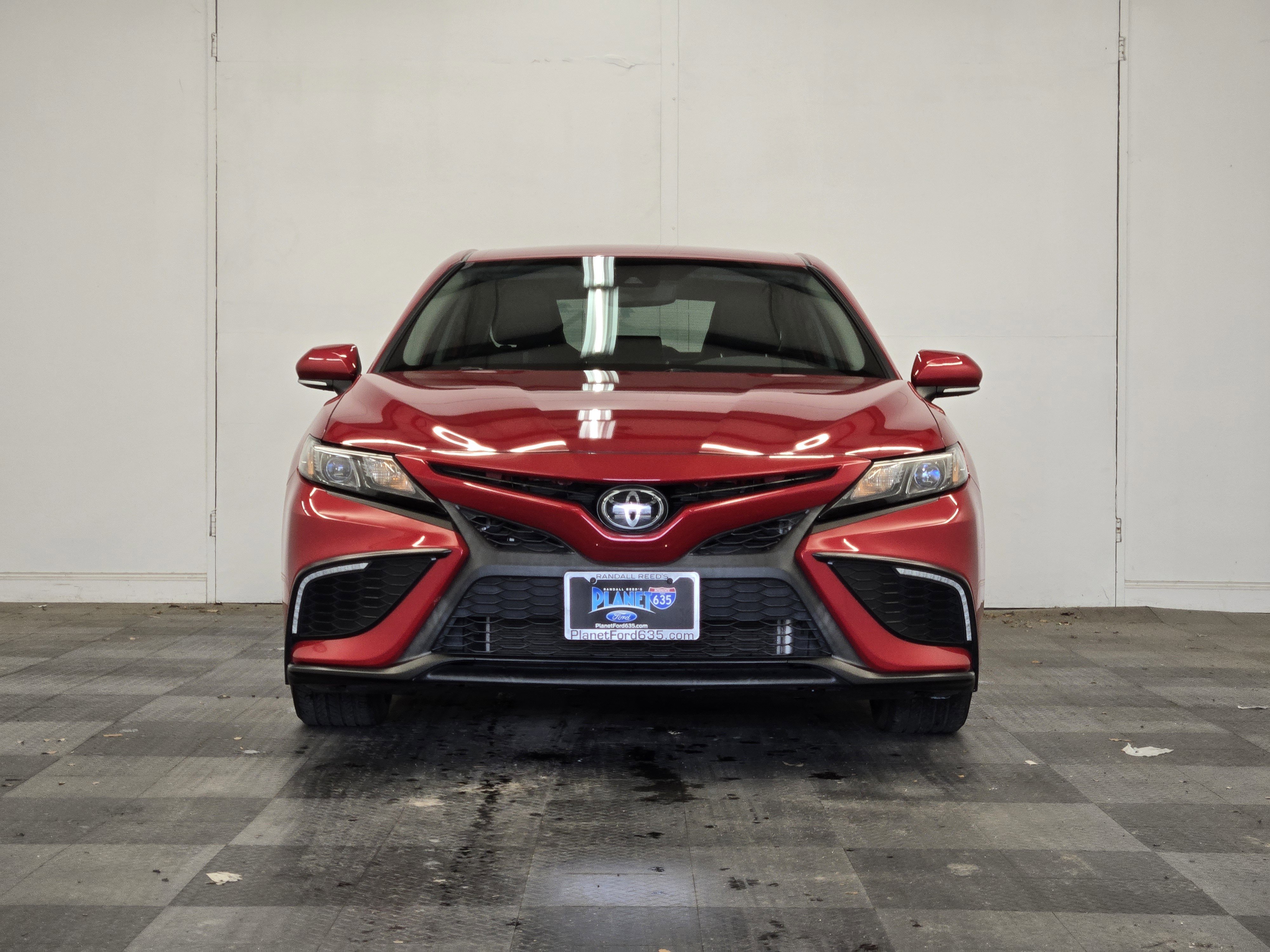Used 2022 Toyota Camry SE image 3