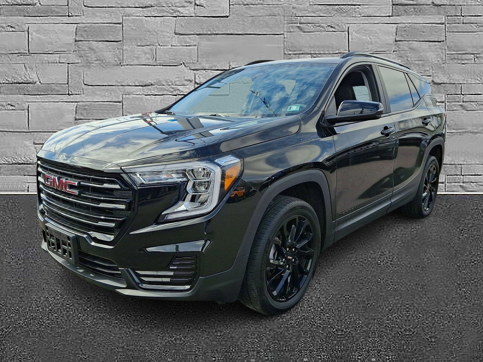 Used 2023 GMC Terrain SLE w/ Driver Convenience Package image 4