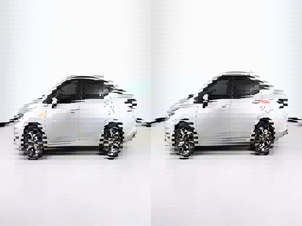 Used 2023 Nissan Versa SV image 2