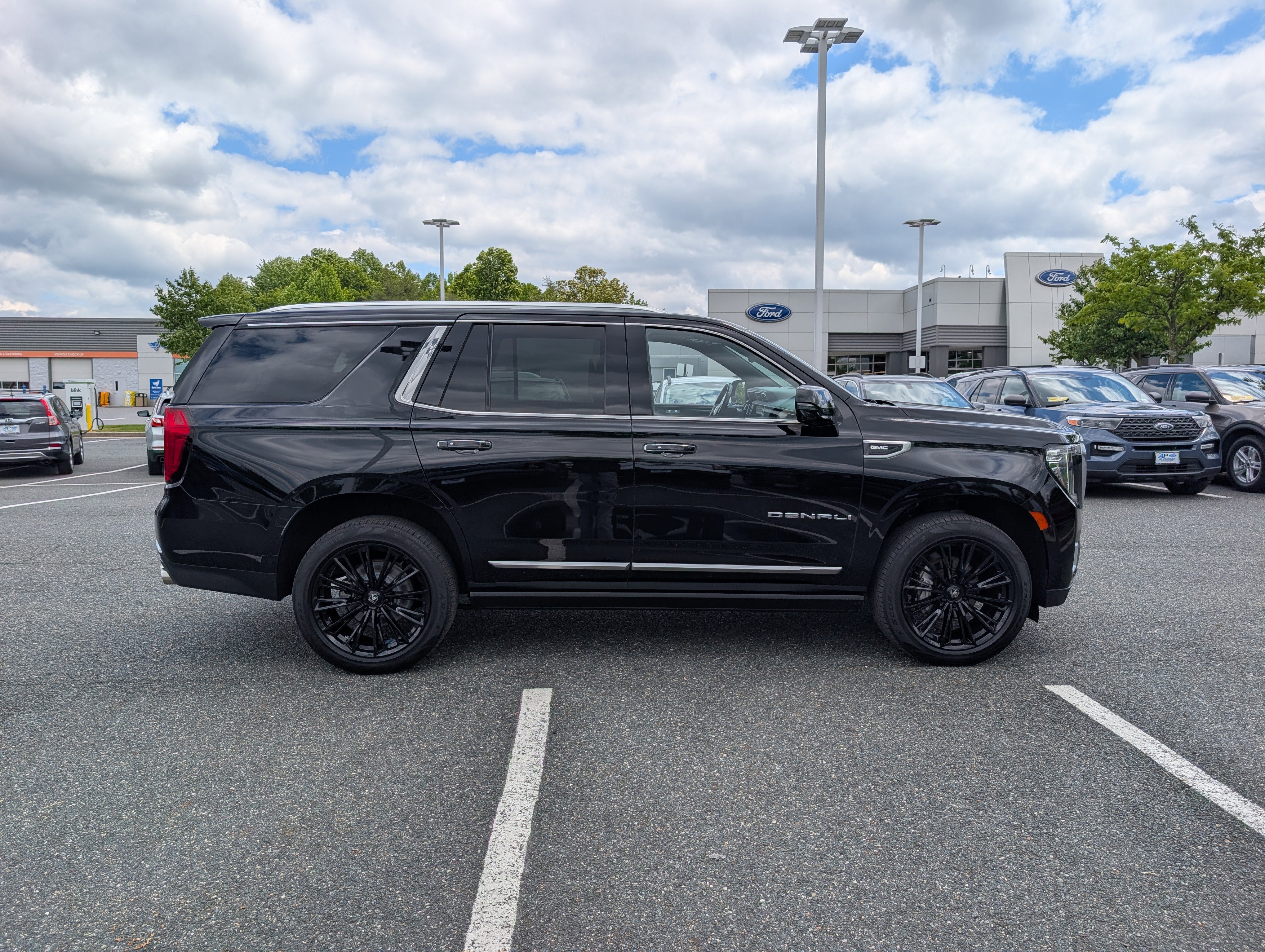 Used 2021 GMC Yukon Denali w/ Denali Premium Package AWD/4WD image 2