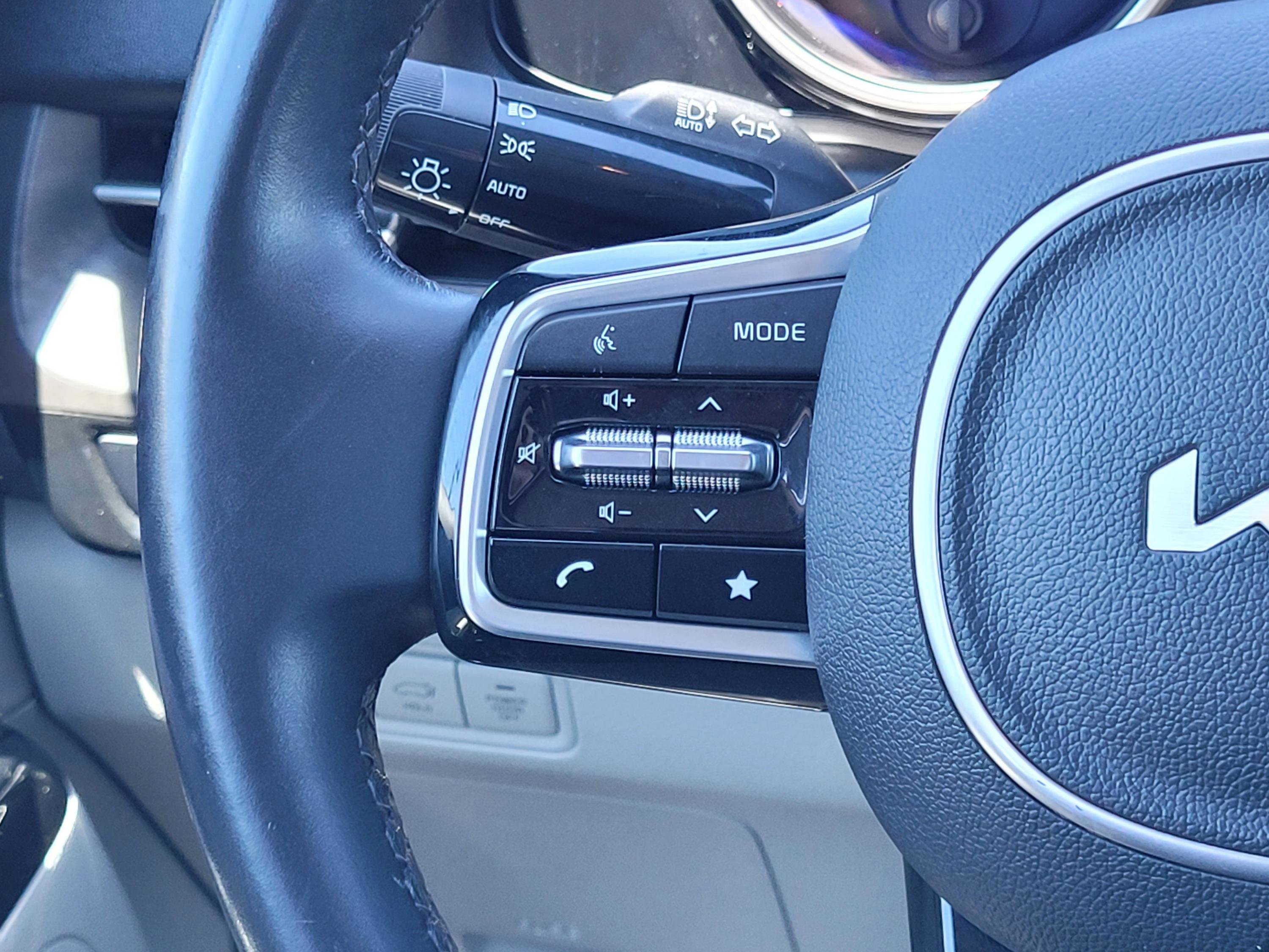 Used 2022 Kia Carnival EX FWD image 13