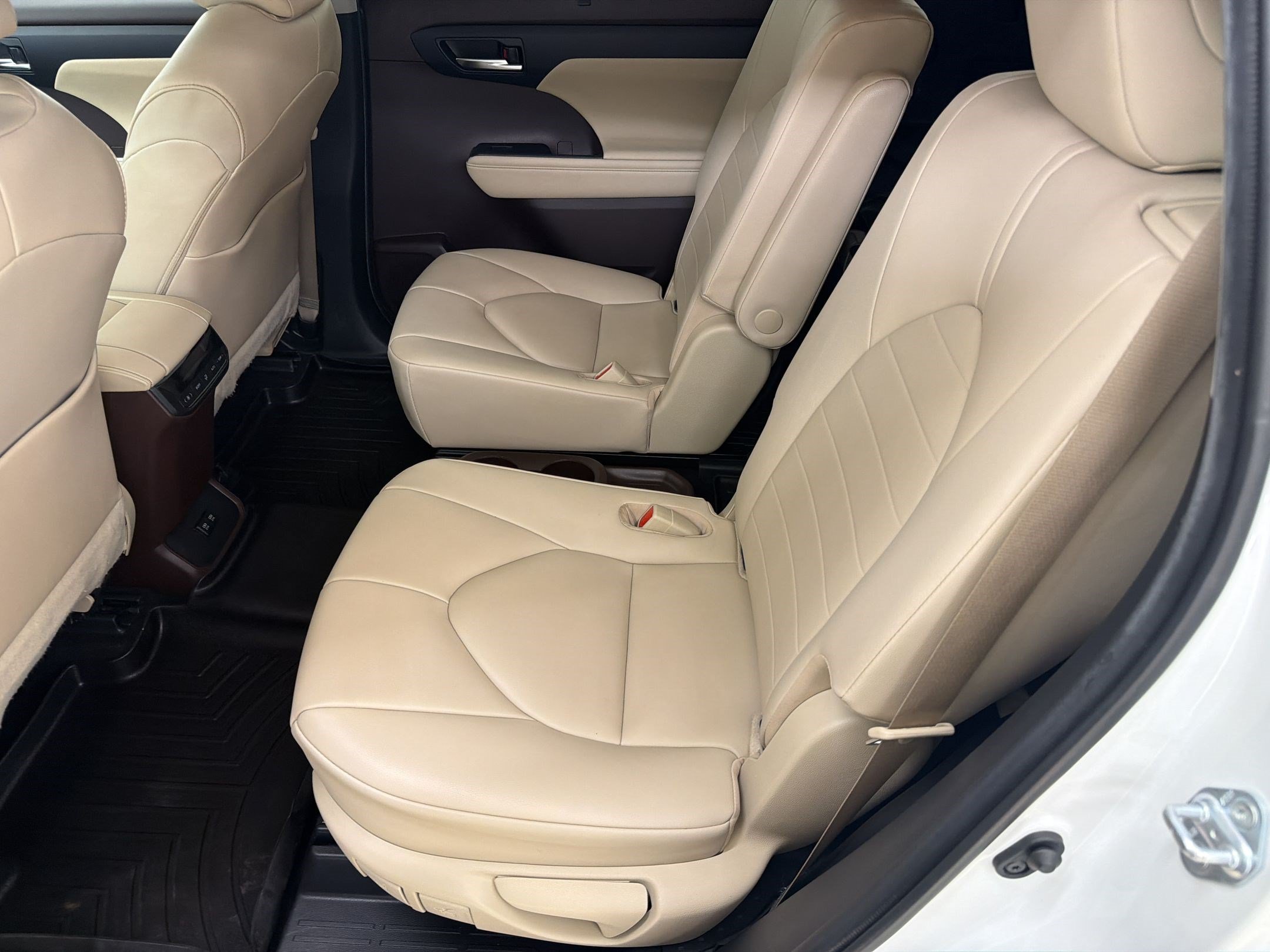 Used 2020 Toyota Highlander XLE AWD/4WD image 21
