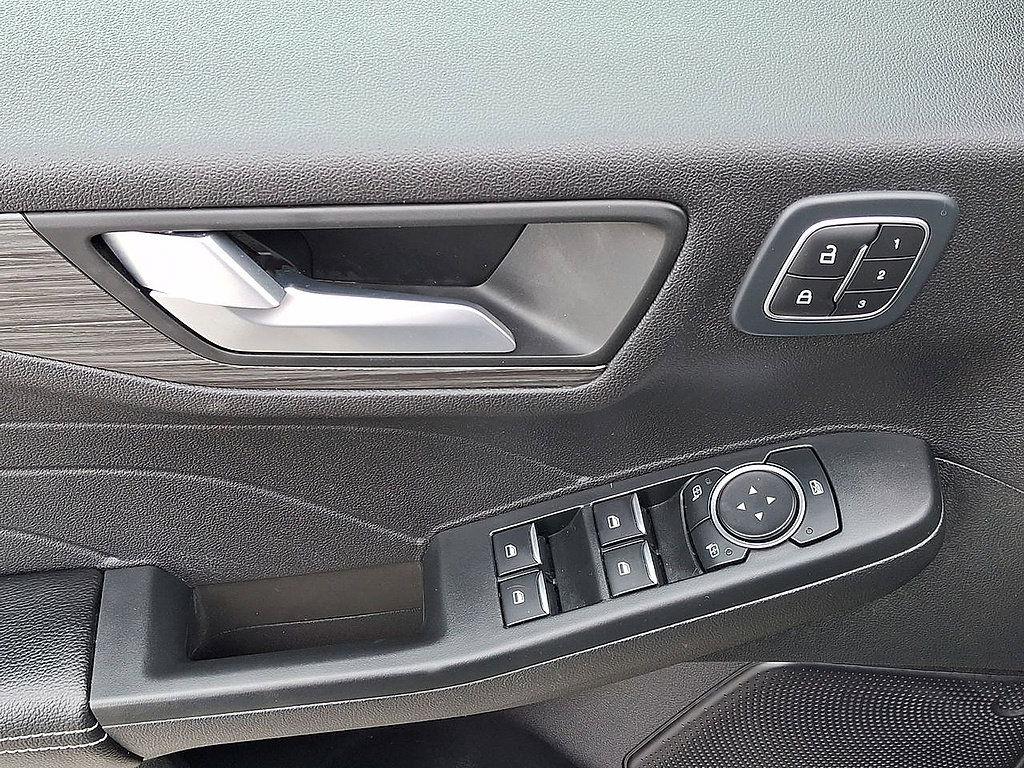 Certified 2023 Ford Escape Platinum AWD/4WD image 10