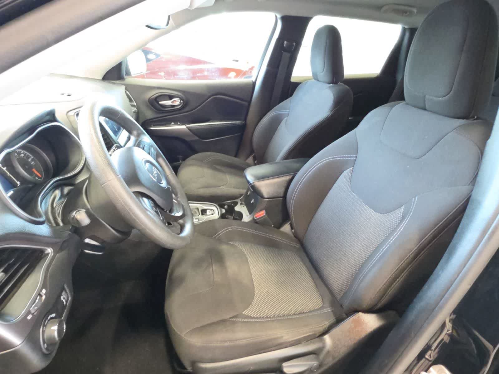 Used 2021 Jeep Cherokee Latitude FWD image 14