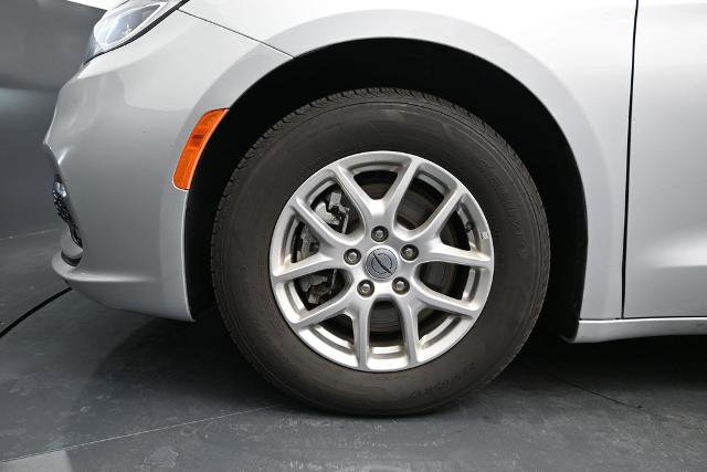 Used 2024 Chrysler Pacifica Touring-L FWD image 18
