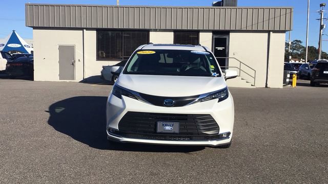 Used 2024 Toyota Sienna XLE image 8