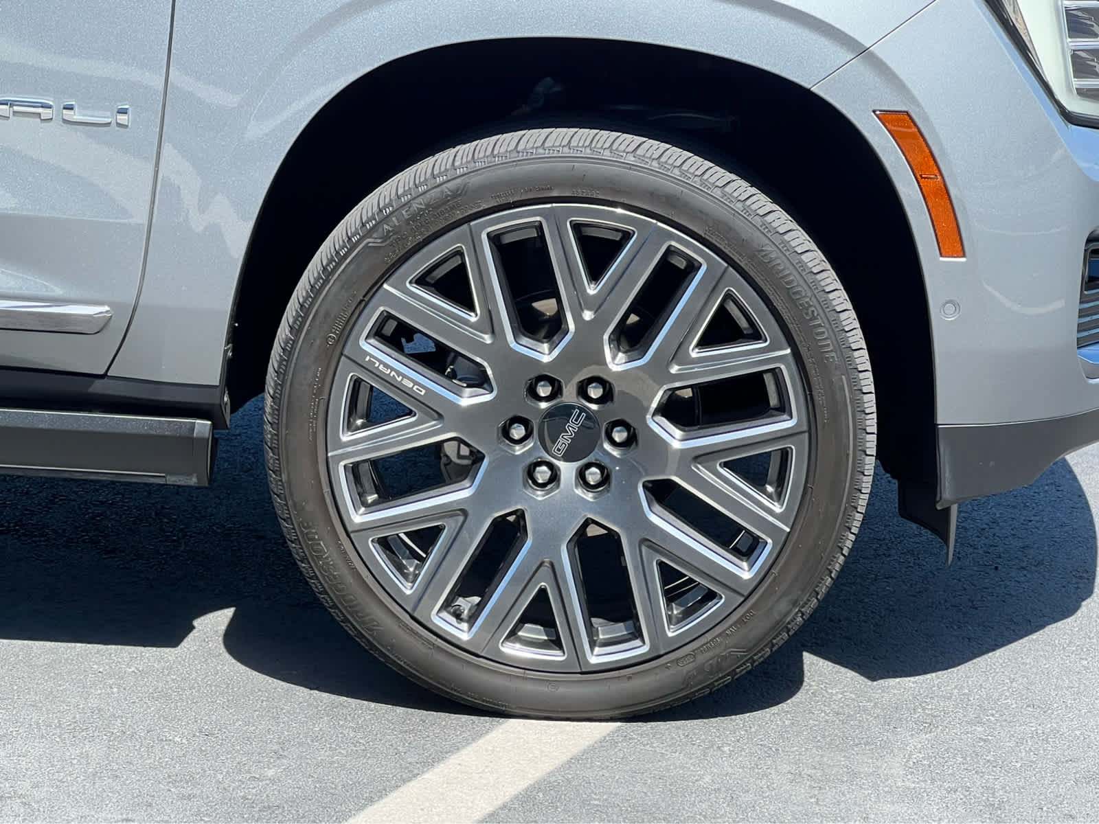 Used 2025 GMC Yukon Denali Ultimate AWD/4WD image 16
