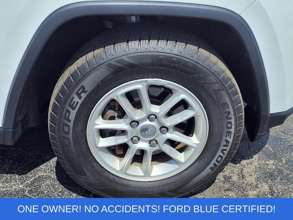 Used 2019 Jeep Grand Cherokee Laredo AWD/4WD image 27