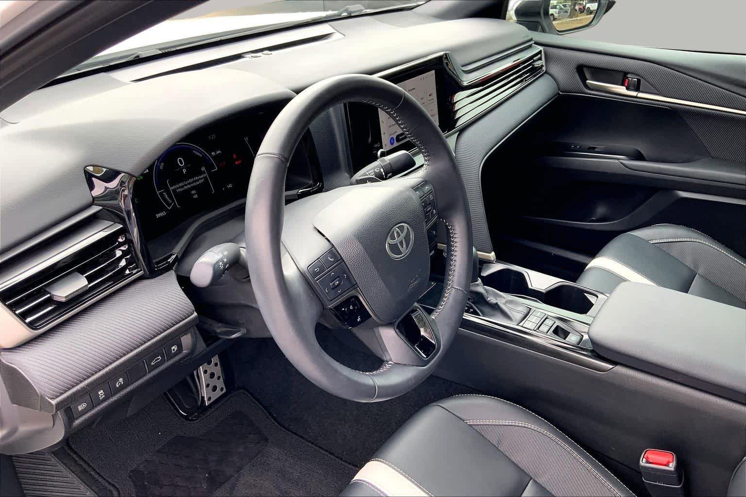 Used 2025 Toyota Camry SE w/ Convenience Package FWD image 18